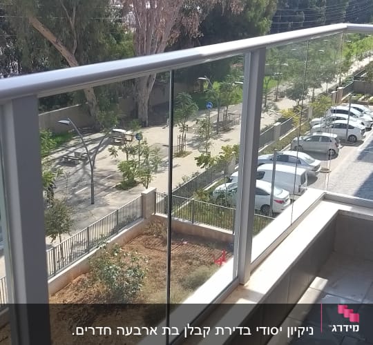 מרפסת עם רצפה רטובה ומעקה זכוכית נקי